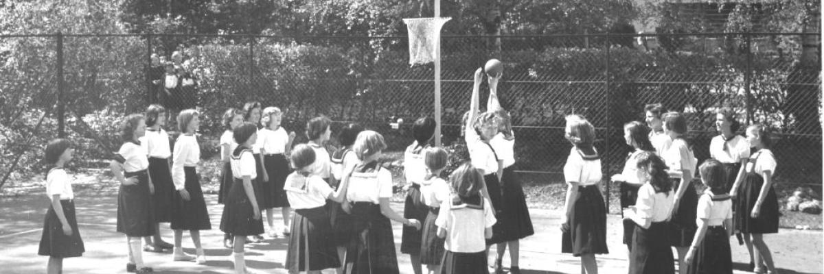 Ældre billede af børn der leger i skolegården